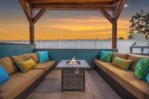 Terrace/patio - Tranquil Retreat w/heated pool, spa, & pool table (Apollo Beach, FL 33572)