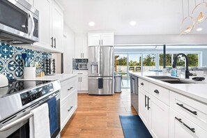 Refrigerador, microondas, horno y parrilla de estufa