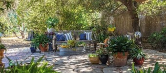 Italian Style 2 Bedroom Guesthouse and Gardens In Beautiful Topanga