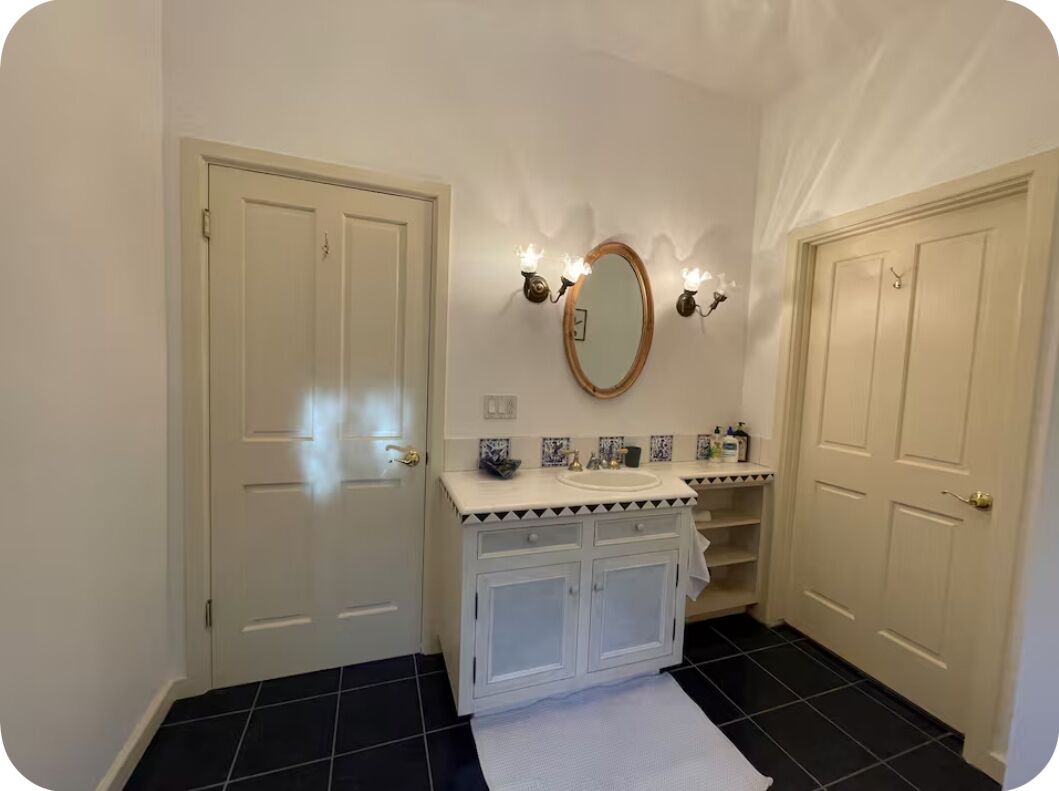 Douche, sèche-cheveux, serviettes fournies, savon