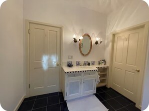 Douche, sèche-cheveux, serviettes fournies, savon