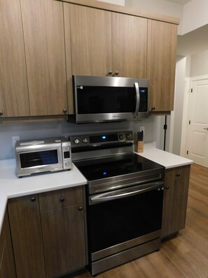 Microwave, oven, stovetop, dishwasher - Lakeview Escape in Northshore Estates (Lake Cowichan)