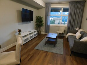 TV - Lakeview Escape in Northshore Estates (Lake Cowichan)