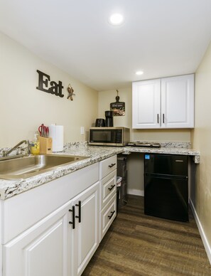 Refrigerador, microondas, parrilla de estufa y cafetera y tetera