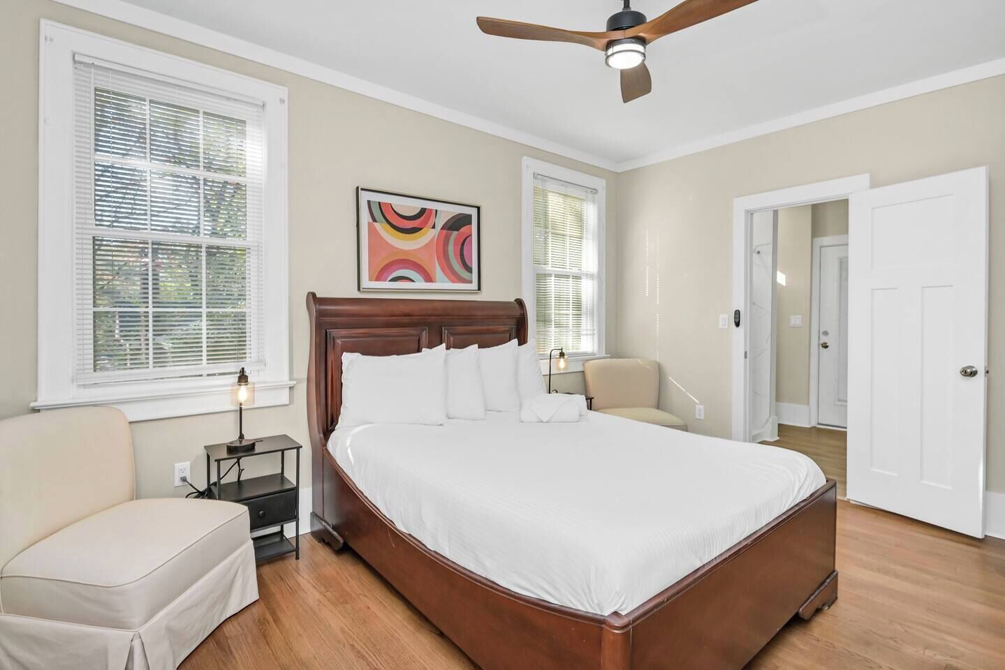 3 habitaciones, tabla de planchar con plancha, wifi y ropa de cama 