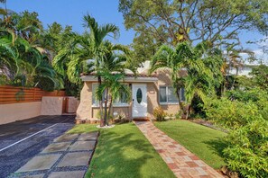 Property grounds - Private Tropical Garden Home - Walk to Las Olas (Fort Lauderdale)