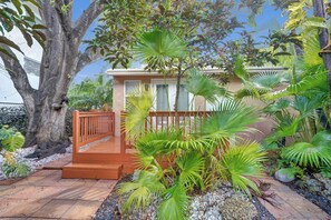 Exterior detail - Private Tropical Garden Home - Walk to Las Olas (Fort Lauderdale)