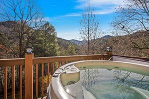 Outdoor spa tub - Bryson City Spring Getaway (Bryson City)