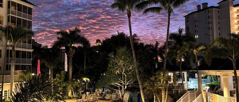 Utendørsbasseng og et oppvarmet basseng