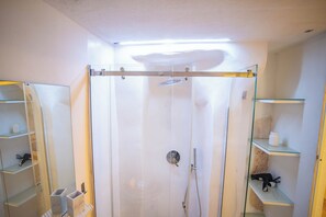 Een bubbelbad, een haardroger, een bidet, handdoeken