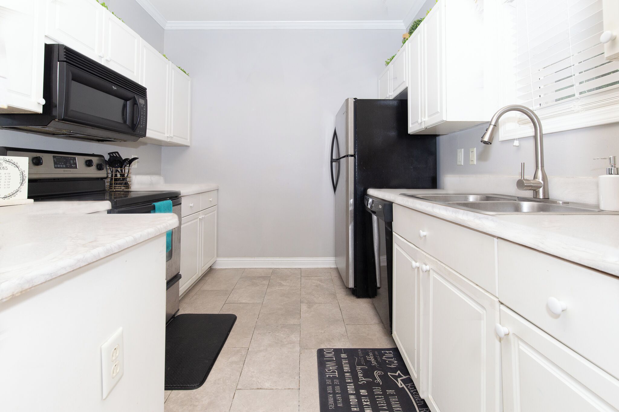 Mikrovågsugn, ugn, spishäll och diskmaskin