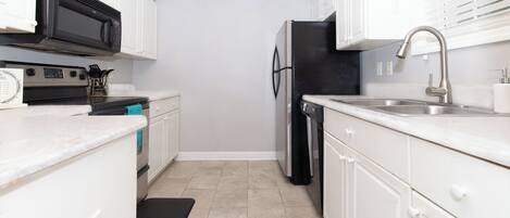 Microonde, forno, piano cottura, lavastoviglie