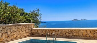 Old Town centre, 350m. from beach. Private heated pool, fabulous sea views.