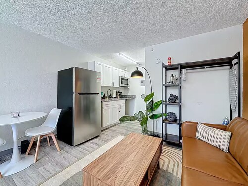 Cozy King Studio | Near Zoo & Downtown