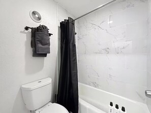 Séchoir à cheveux, serviettes fournies, savon, papier de toilette