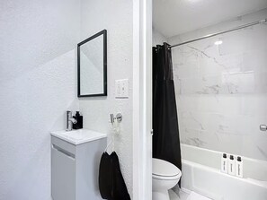 Secadora de cabello, toallas, jabón, papel de baño 