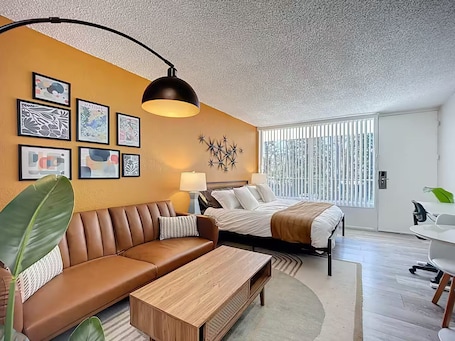 1 bedroom, iron/ironing board, WiFi, bed sheets. Cozy King Studio | Near Zoo & Downtown