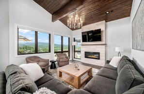 Smart TV y chimenea 