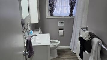 Hårtork, handdukar, tvål och toalettpapper