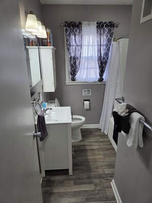 Hårtork, handdukar, tvål och toalettpapper