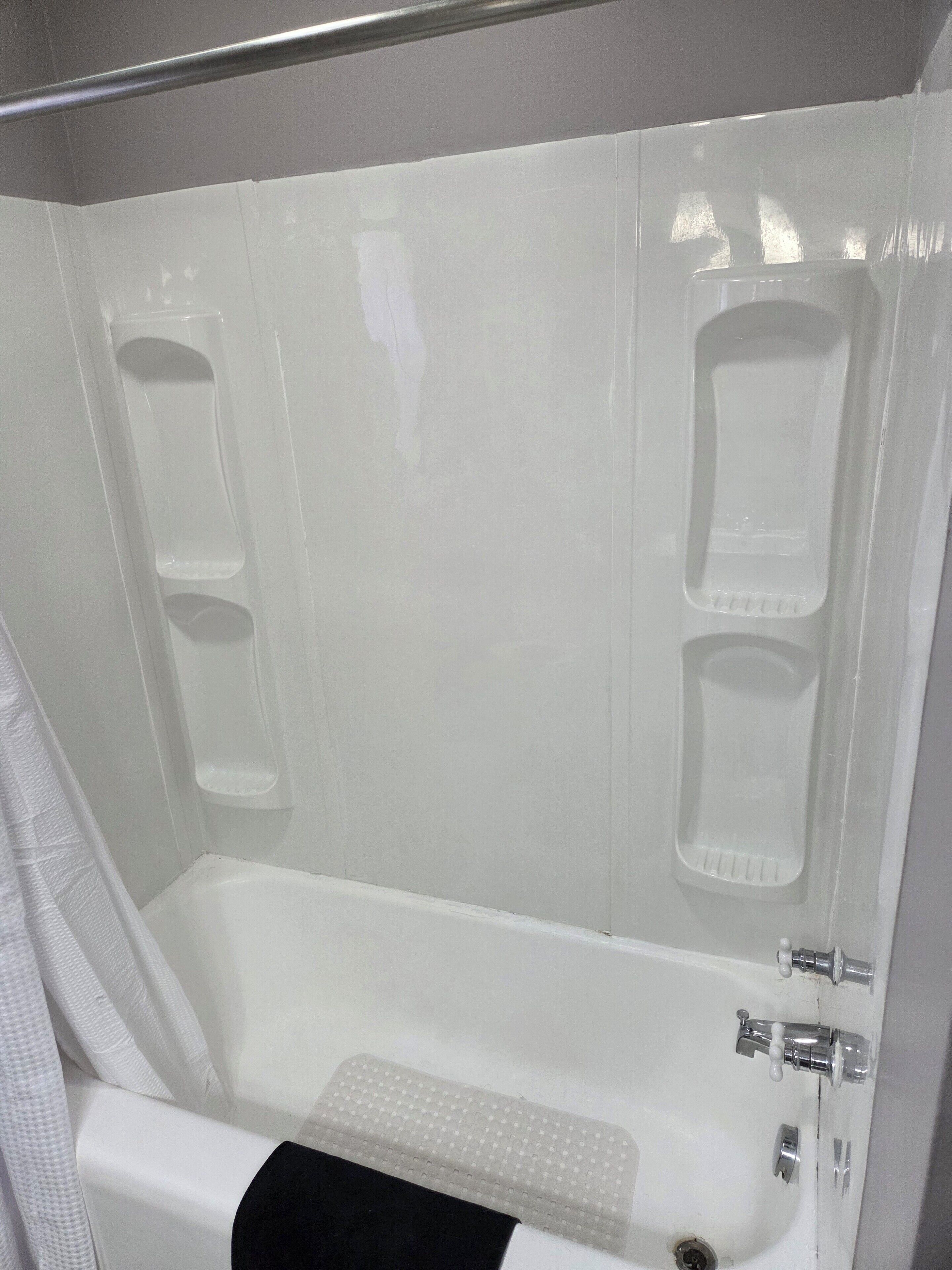 Secadora de cabello, toallas, jabón, papel de baño 