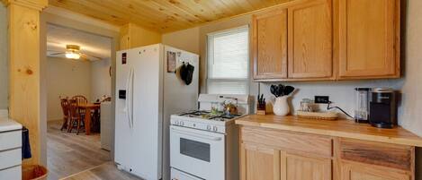 Kjøleskap, mikrobølgeovn, kokeplater og kaffetrakter/tekoker