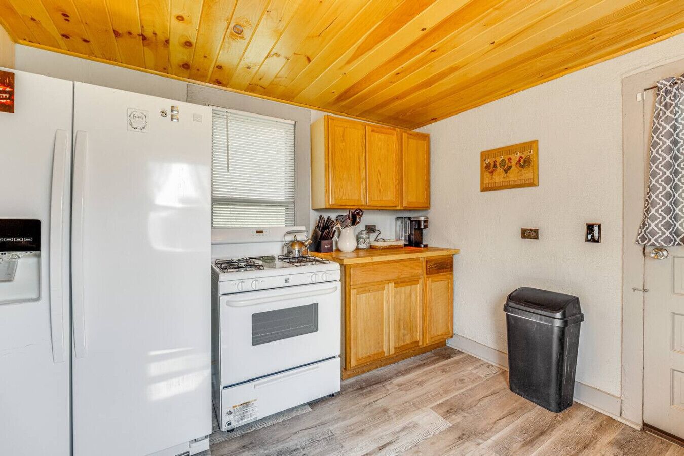 Frigorífic, microones, placa de cuina i cafetera i tetera 