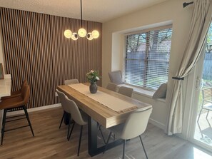 Dining - Bright & Cozy 3-bedroom Family Stay with Arcade in Cedar Park (Cedar Park)