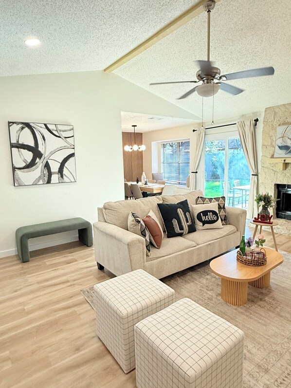 Smart TV, fireplace - Bright & Cozy 3-bedroom Family Stay with Arcade in Cedar Park (Cedar Park)