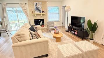 Una televisión, una chimenea