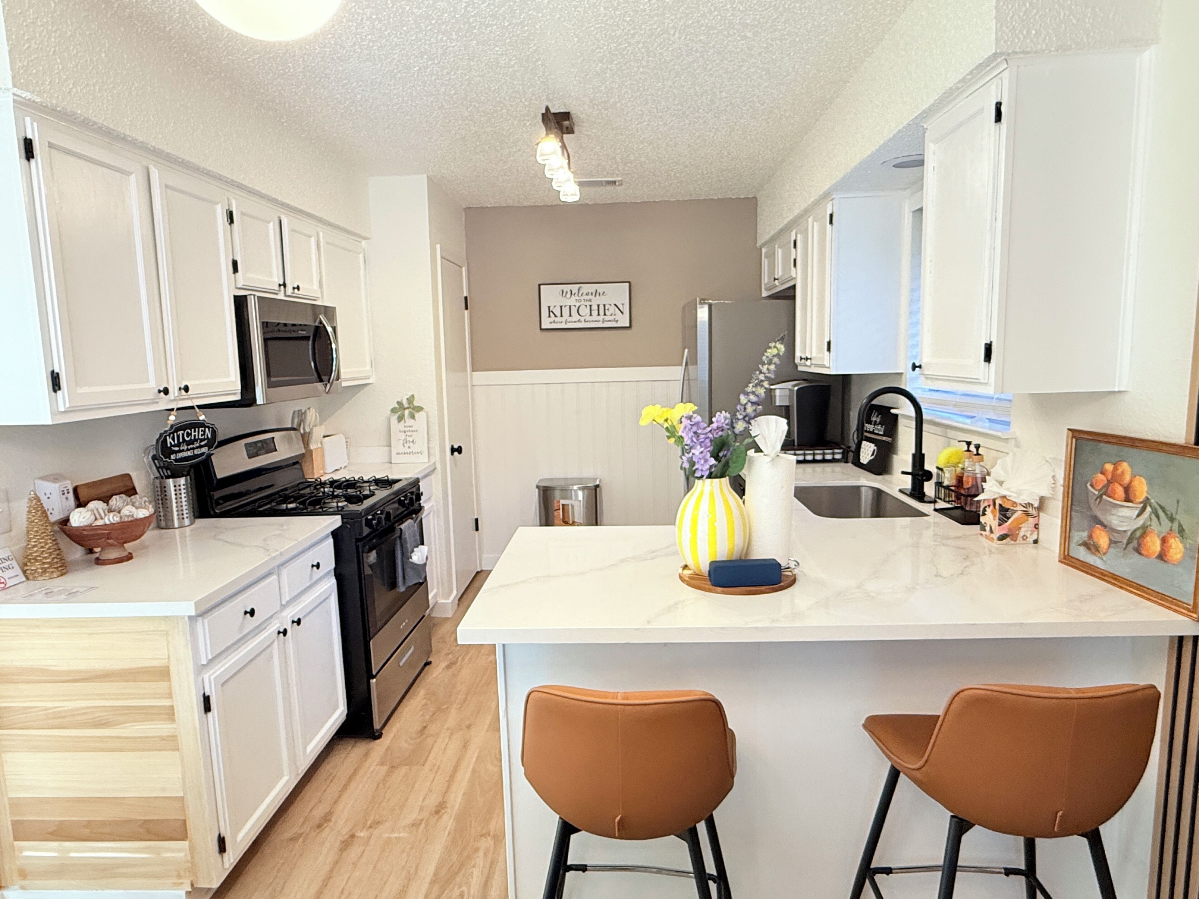 Een magnetron, een oven, een kookplaat, een vaatwasser