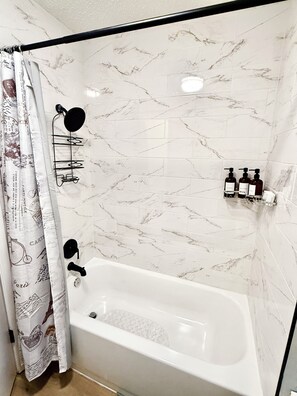 Hair dryer, towels, soap, toilet paper - Bright & Cozy 3-bedroom Family Stay with Arcade in Cedar Park (Cedar Park)