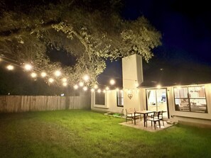 Outdoor dining - Bright & Cozy 3-bedroom Family Stay with Arcade in Cedar Park (Cedar Park)
