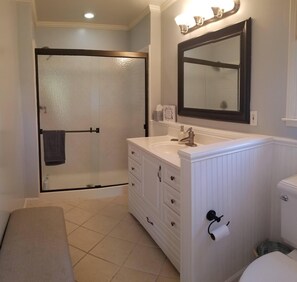 Douche, séchoir à cheveux, serviettes fournies, savon