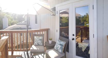 Cozy Studio w/ Private Balcony & Treetop Views in Santa Rosa