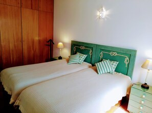 2 bedrooms, iron/ironing board, Internet, bed sheets - Just on the door set of Lagos`s Marina (Lagos)