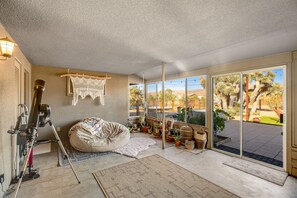 Interior - Desert Oasis: Pool, Jacuzzi & 3BR Comfort (Yucca Valley)