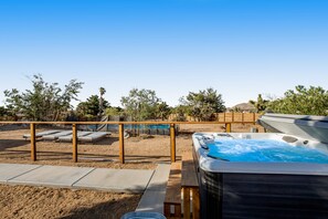 Outdoor spa tub - Desert Oasis: Pool, Jacuzzi & 3BR Comfort (Yucca Valley)