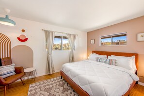 3 bedrooms, desk, free WiFi, bed sheets - Desert Oasis: Pool, Jacuzzi & 3BR Comfort (Yucca Valley)