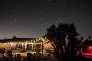 Terrace/patio - Desert Oasis: Pool, Jacuzzi & 3BR Comfort (Yucca Valley)