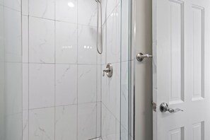 Hiustenkuivaaja, pyyhkeet, saippua, vessapaperi