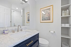 مجففات شعر، مناشف، صابون، ورق حمّام