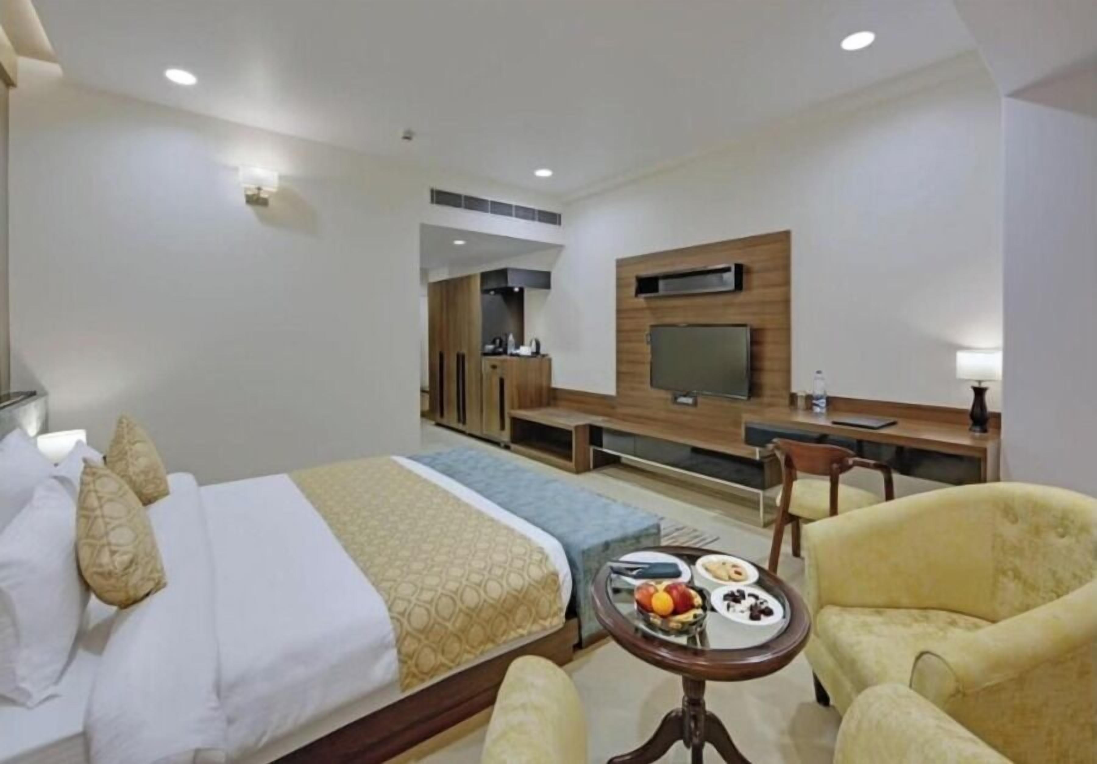 Deluxe Room, City View | Desk, laptop workspace