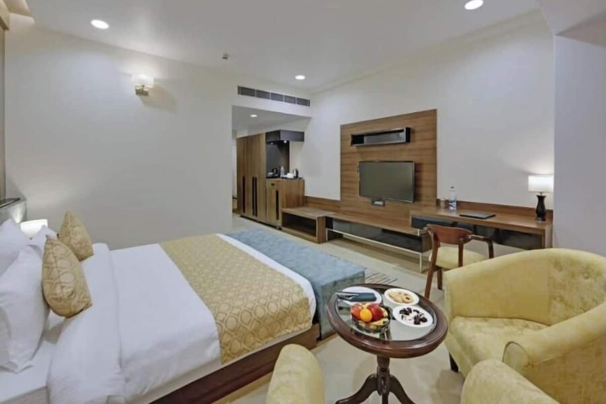 Deluxe Room, City View | Desk, laptop workspace