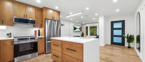 Kühlschrank, Mikrowelle, Ofen, Herdplatte