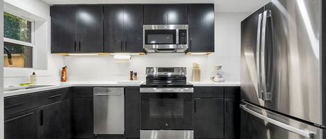 Réfrigérateur, micro-ondes, four, plaque de cuisson