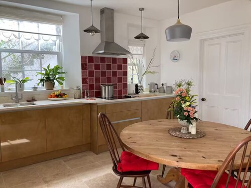 Tasteful Totnes 2-Bed Apartment - Central