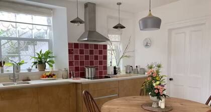 Tasteful Totnes 2-Bed Apartment - Central