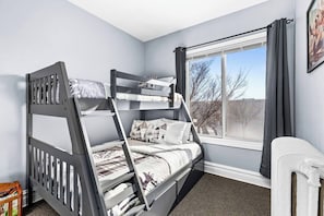 3 quartos, escrivaninha, ferros/tábuas de passar roupa, berço de viagem