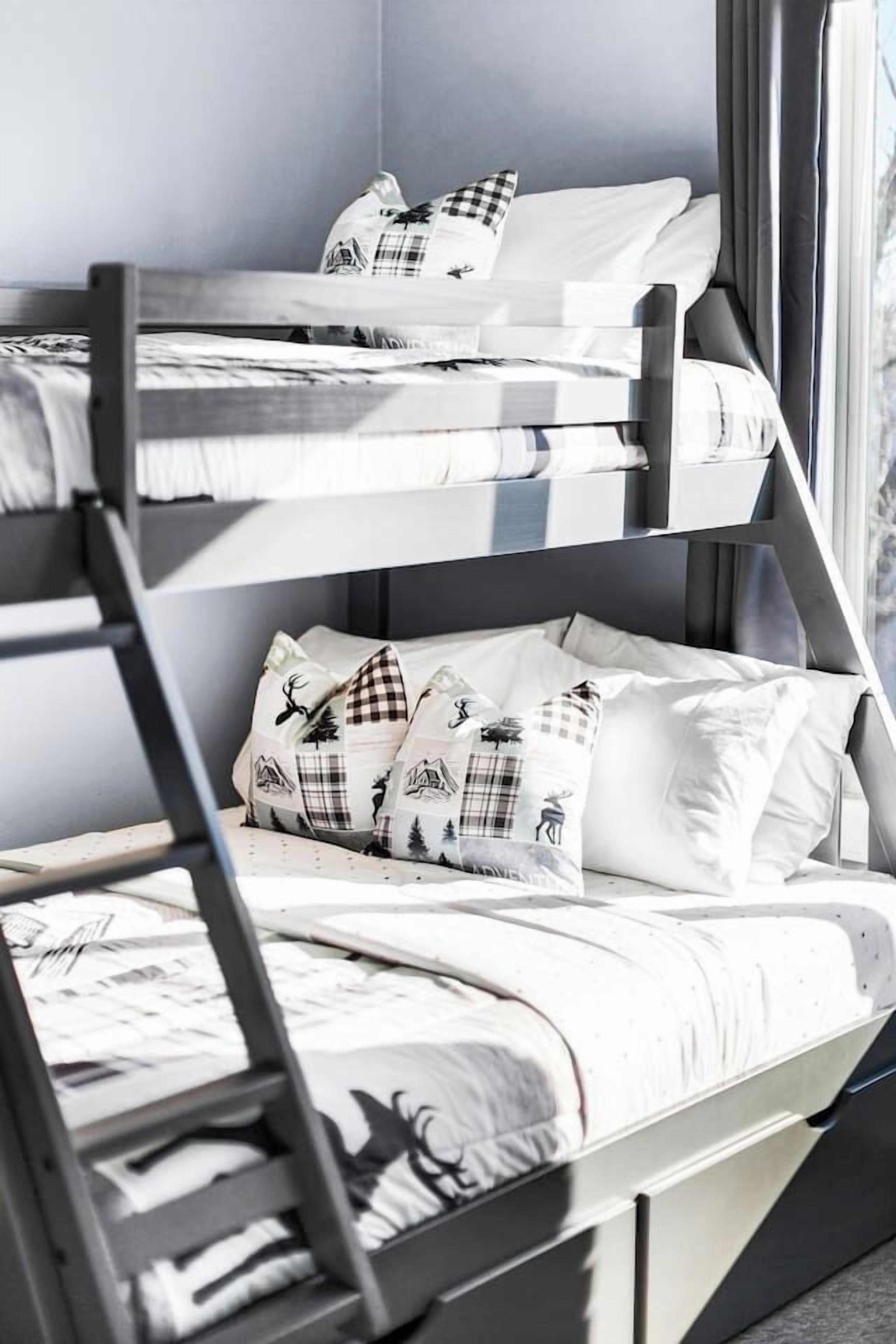 3 bedrooms, desk, iron/ironing board, travel crib